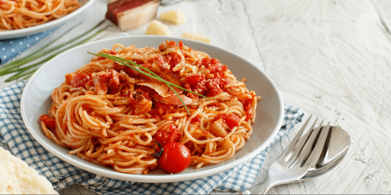 imagem destaque Espaguete ao Molho de Tomate e Bacon – Receita de Macarrão Romanha