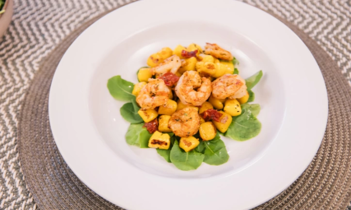 imagem destaque Nhoque na manteiga com molho de camarão, tomate seco e rúcula
