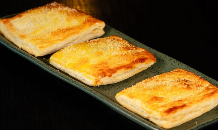 imagem destaque Tortinha folhada de banana com canela