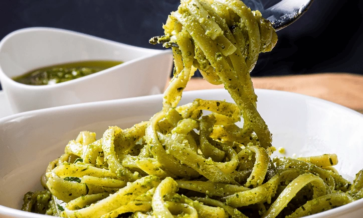 imagem destaque Macarrão ao molho pesto com tomate e queijo de cabra